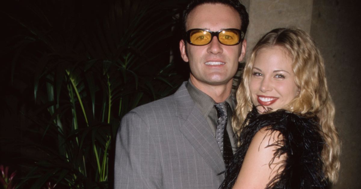 Julian-McMahon-and-Brooke-Burns-GettyImages-1370650896